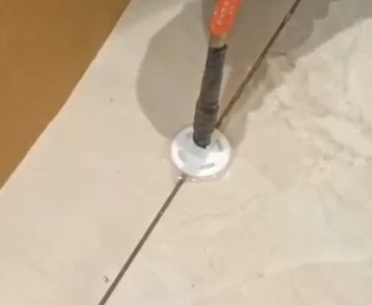 瑞金瓷砖空鼓维修公司专业解答瓷砖在铺贴过程中，如果没有涂抹均匀到位的粘结材料（如水泥砂浆或瓷砖胶），可能会导致以下问题